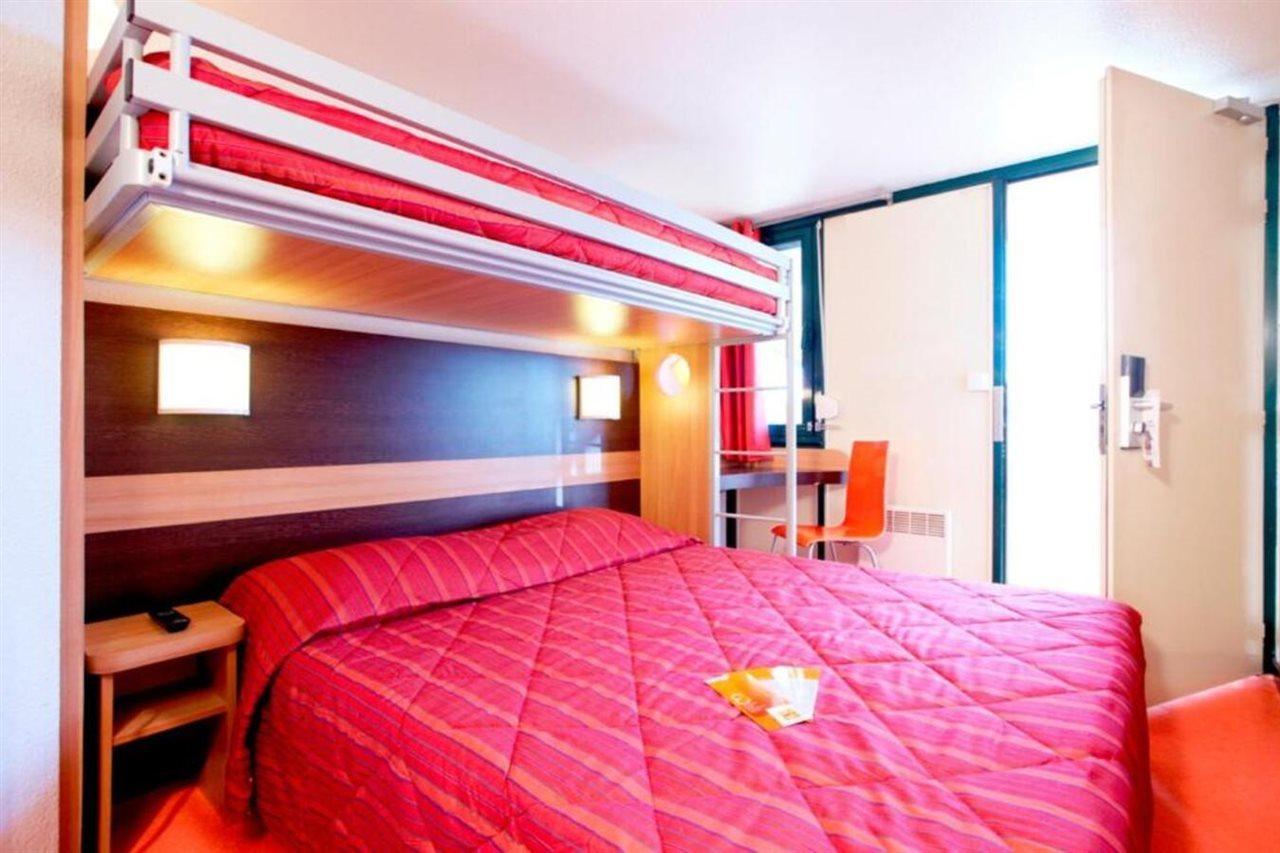 พรีเมียรคลาสลาวิลเลดูบอยส์ Hotel La Ville-du-Bois ภายนอก รูปภาพ