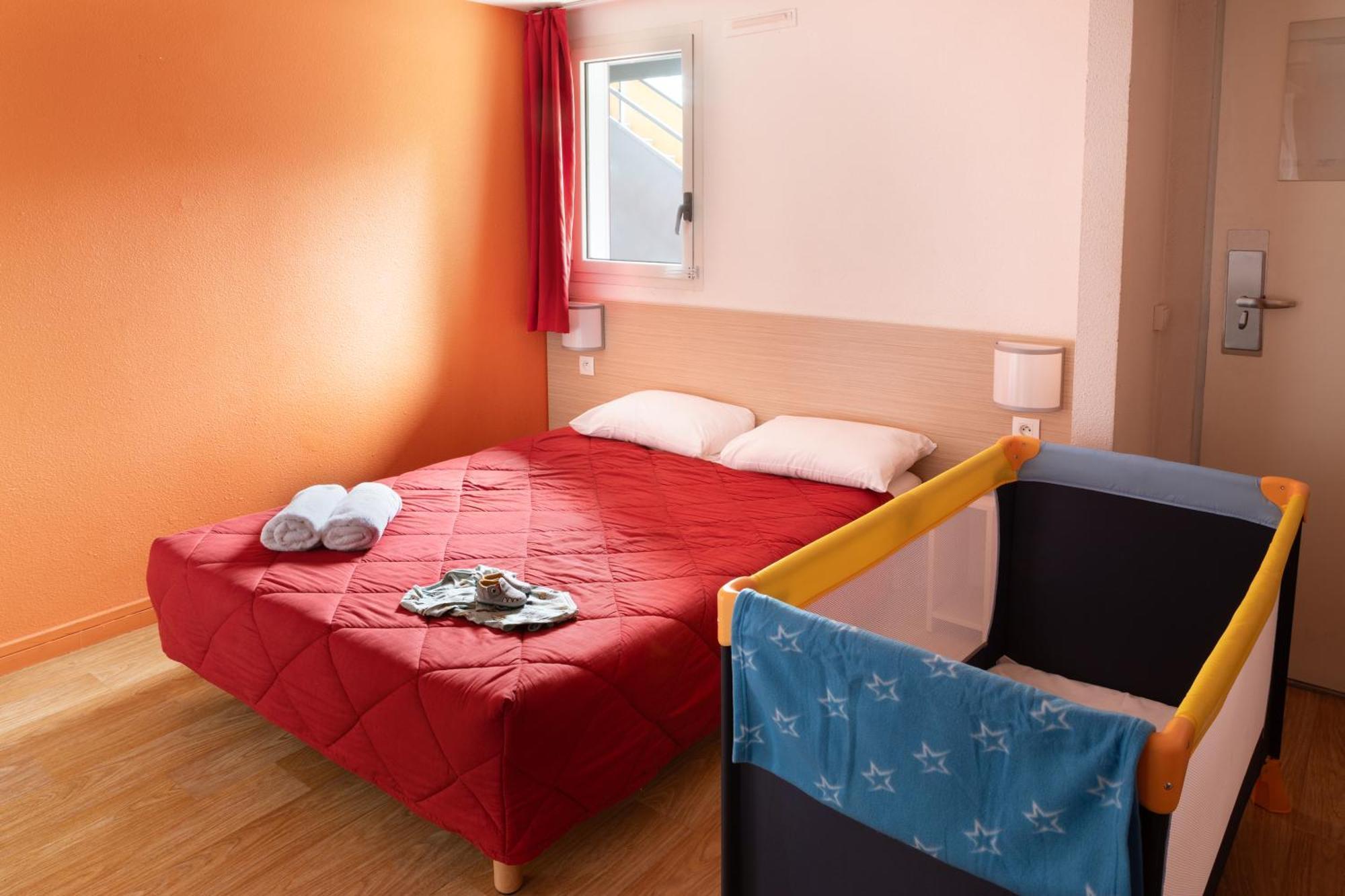 พรีเมียรคลาสลาวิลเลดูบอยส์ Hotel La Ville-du-Bois ภายนอก รูปภาพ
