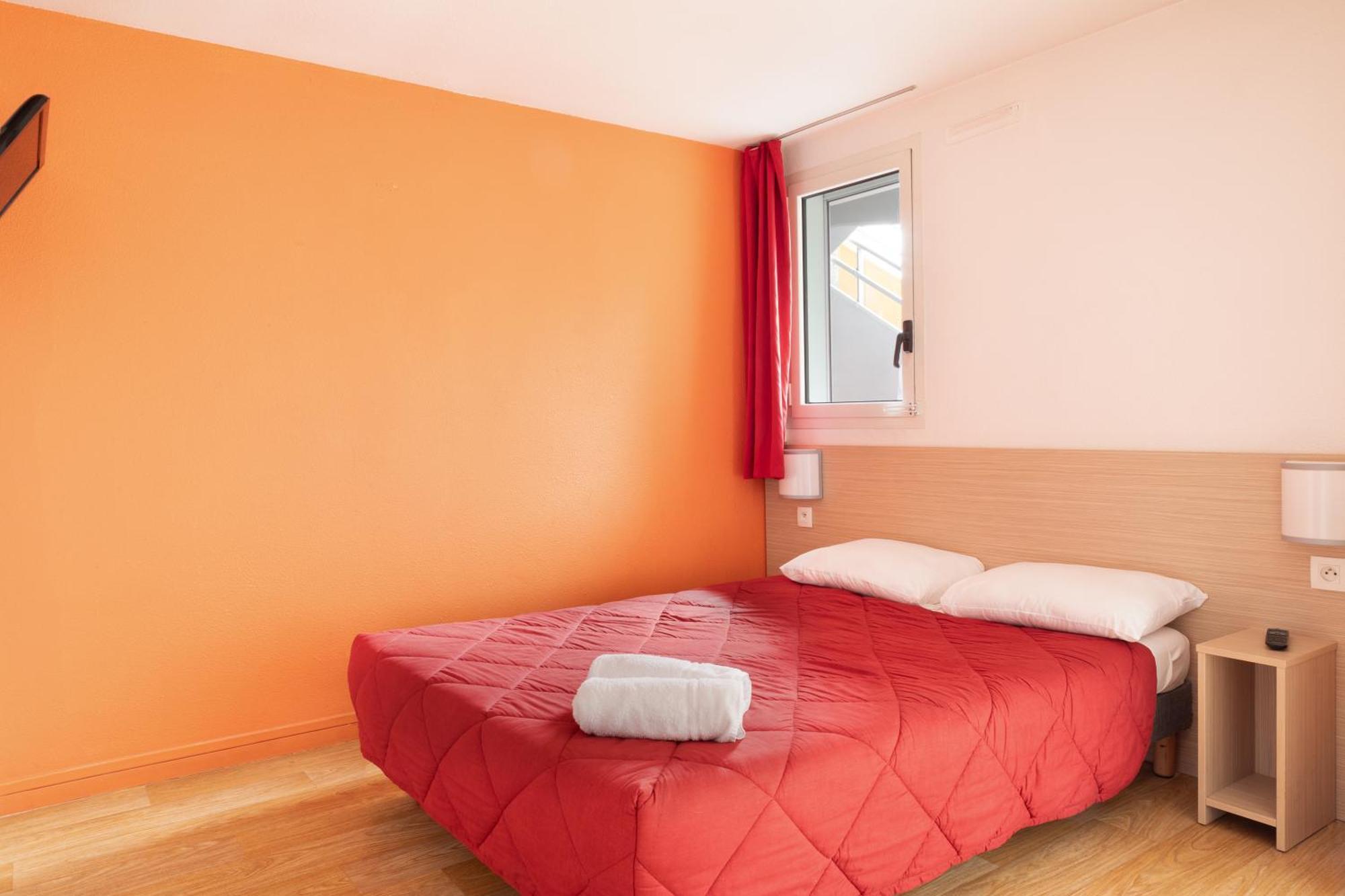 พรีเมียรคลาสลาวิลเลดูบอยส์ Hotel La Ville-du-Bois ภายนอก รูปภาพ