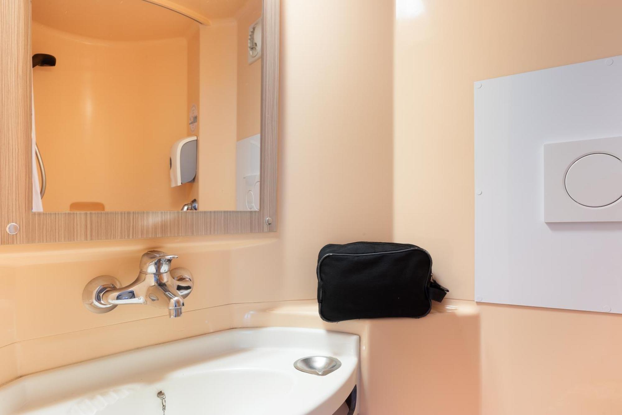 พรีเมียรคลาสลาวิลเลดูบอยส์ Hotel La Ville-du-Bois ภายนอก รูปภาพ