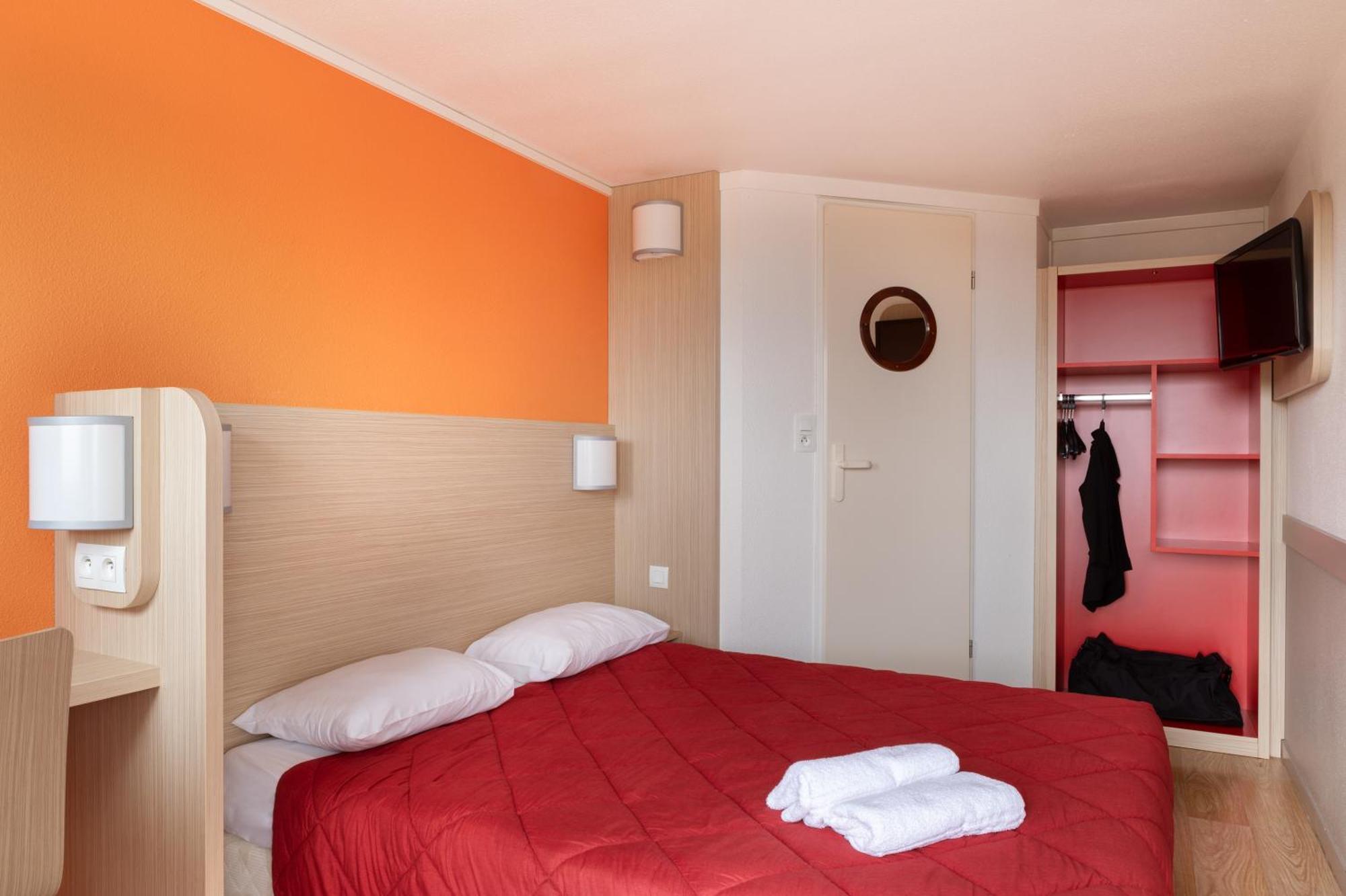 พรีเมียรคลาสลาวิลเลดูบอยส์ Hotel La Ville-du-Bois ภายนอก รูปภาพ