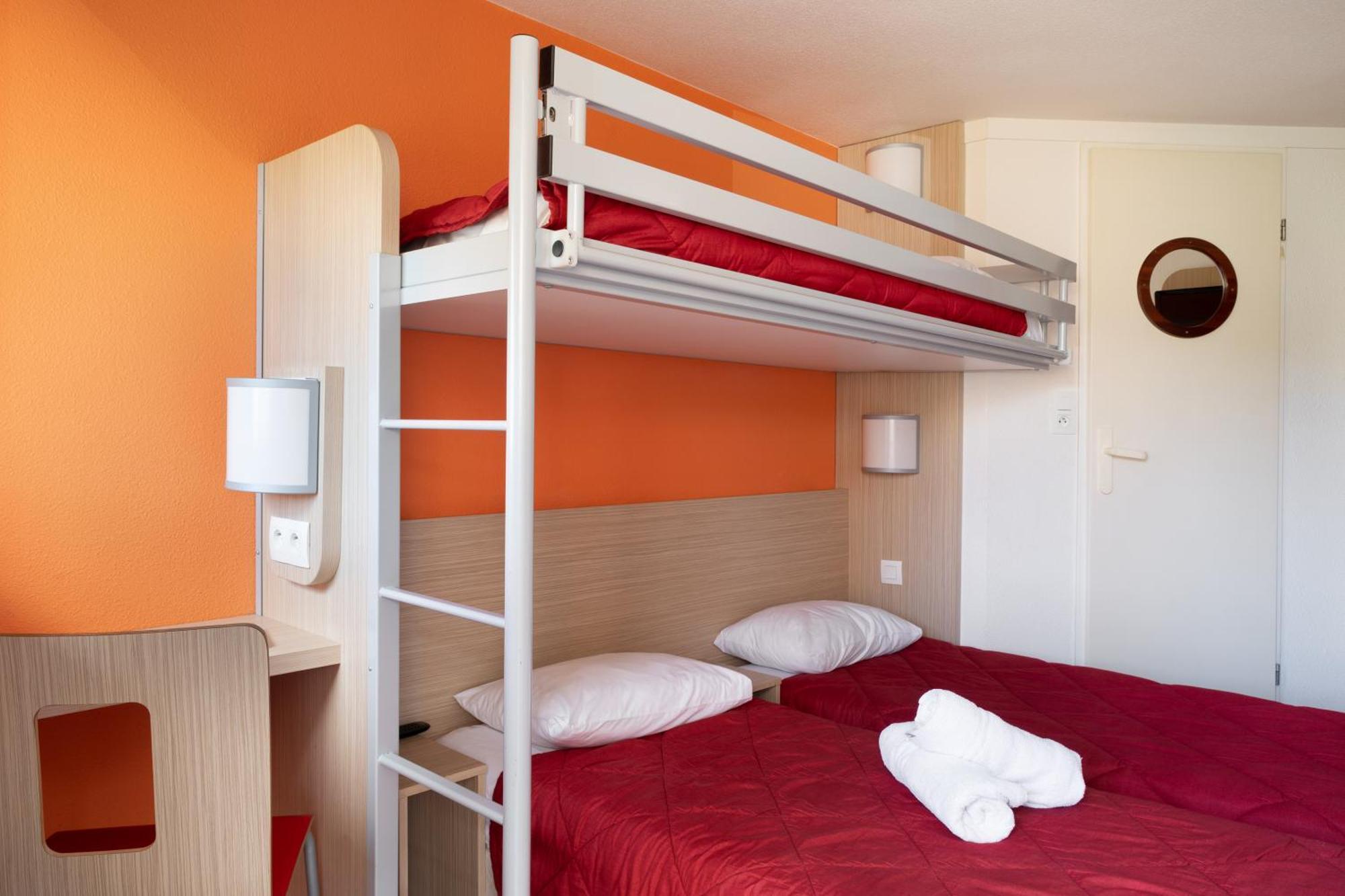 พรีเมียรคลาสลาวิลเลดูบอยส์ Hotel La Ville-du-Bois ภายนอก รูปภาพ