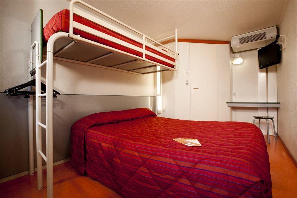 พรีเมียรคลาสลาวิลเลดูบอยส์ Hotel La Ville-du-Bois ภายนอก รูปภาพ