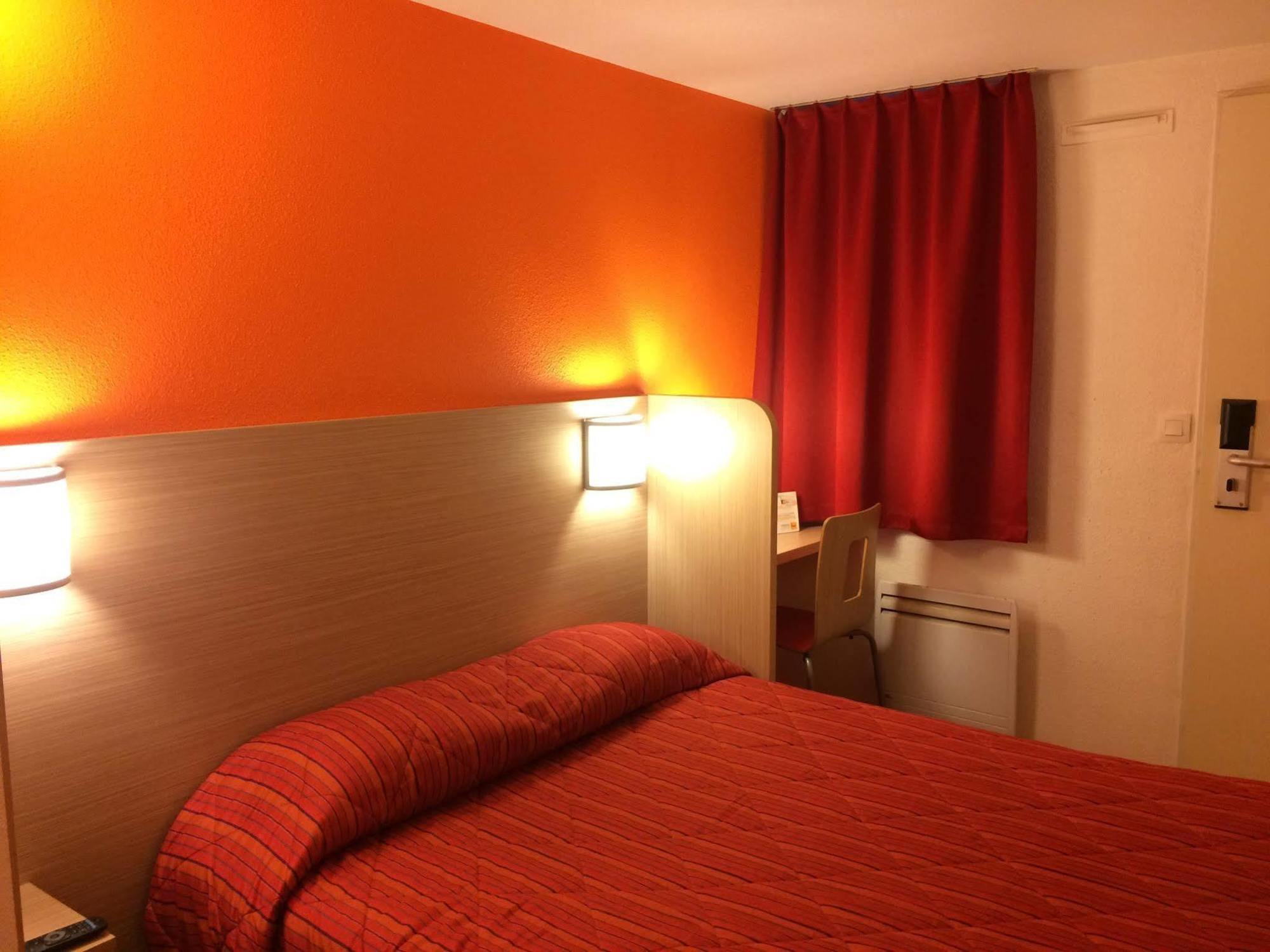 พรีเมียรคลาสลาวิลเลดูบอยส์ Hotel La Ville-du-Bois ภายนอก รูปภาพ